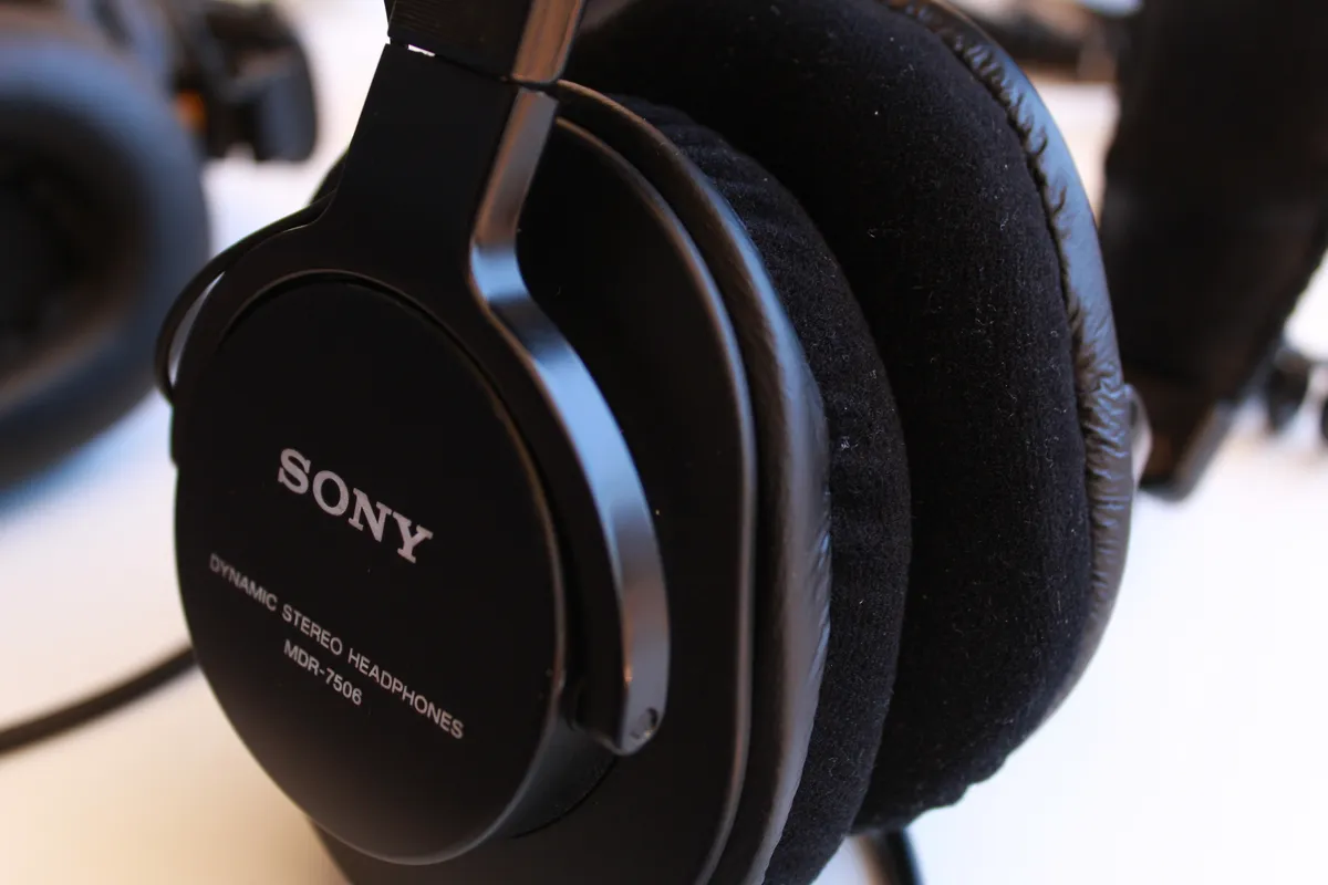 Image of the Auray Deluxe Velour Replacement Earpads on the Sony MDR-7506